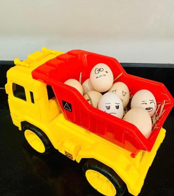 Nếu không tuân thủ các biện pháp phòng chống dịch bệnh, bạn sẽ bị &quot;bế&quot; đi cách ly ngay đấy! - Ảnh: NVCC