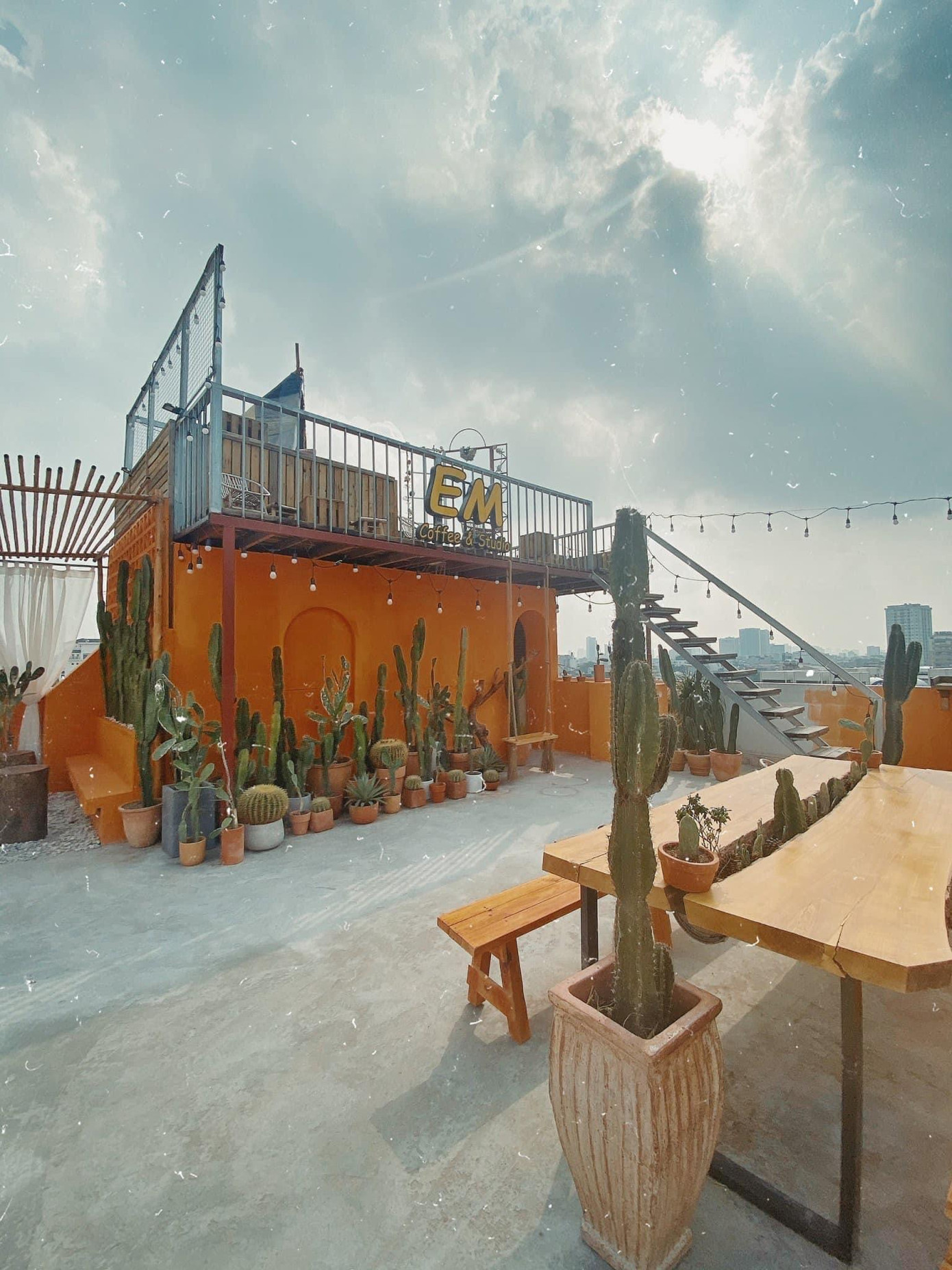 View &quot;cánh cổng và bầu trời&quot; cực xịn - Ảnh: EM Rooftop Cafe