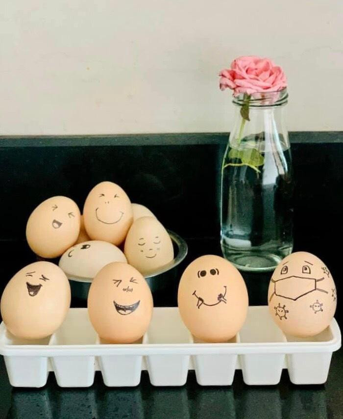 Phải giữ khoảng cách khi tiếp xúc với người khác bạn nhé! - Ảnh: NVCC