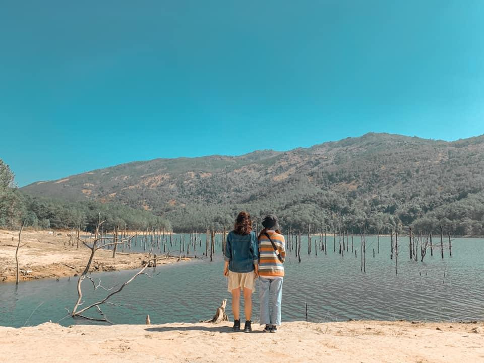 Check-in cùng bạn bè tại đập Tân Sơn - Ảnh: Cẩm Giang