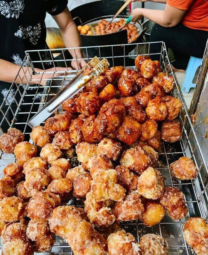 Bánh rán có màu vàng cánh gián siêu hấp dẫn - Ảnh: Ut Vuong Bánh rán có màu vàng cánh gián siêu hấp dẫn - Ảnh: Ut Vuong