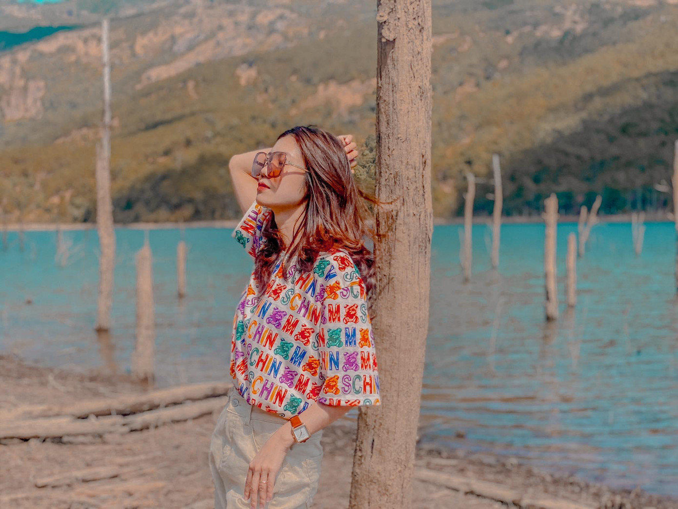 Những tán cây khô ven đập cũng là địa điểm "sống ảo" thú vị - Ảnh: Ngan Nguyen