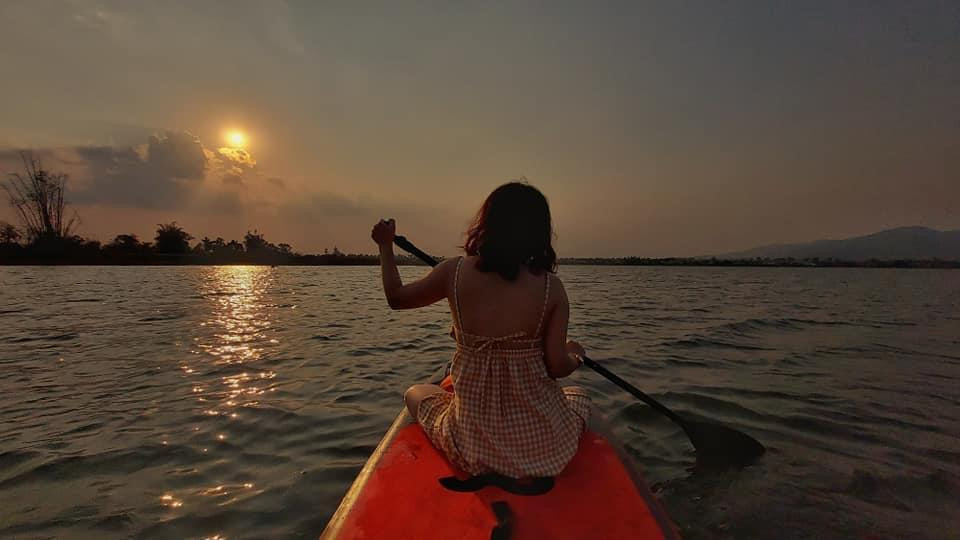 Bạn sẽ được trải nghiệm cảm giác êm đềm giữa lòng hồ - Ảnh: Anh Tuấn Bạn sẽ được trải nghiệm cảm giác êm đềm giữa lòng hồ - Ảnh: Anh Tuấn