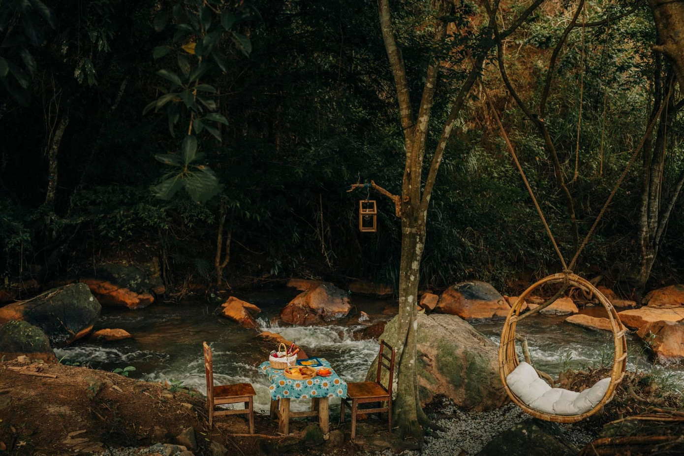 Nhâm nhi cà phê bên suối - Ảnh: Đồng Ngô Nhâm nhi cà phê bên suối - Ảnh: Đồng Ngô