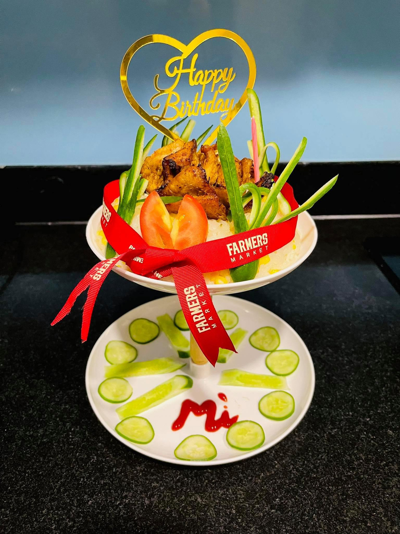 Bánh sinh nhật từ xôi và gà chiên, topping là dưa leo và cà chua nhé! - Ảnh: Huyền Phạm Bánh sinh nhật từ xôi và gà chiên, topping là dưa leo và cà chua nhé! - Ảnh: Huyền Phạm