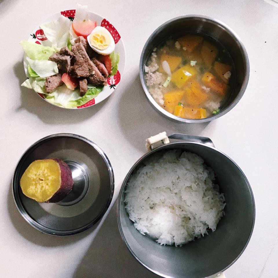 Canh bí đỏ thịt bằm và bò xào, thêm miếng khoai luộc thơm bùi nữa