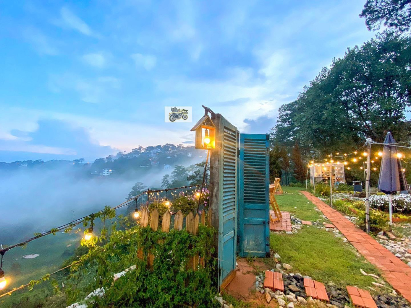 Rực rỡ ánh đèn khi chiều về - Ảnh: Cụp Family Coffee Rực rỡ ánh đèn khi chiều về - Ảnh: Cụp Family Coffee