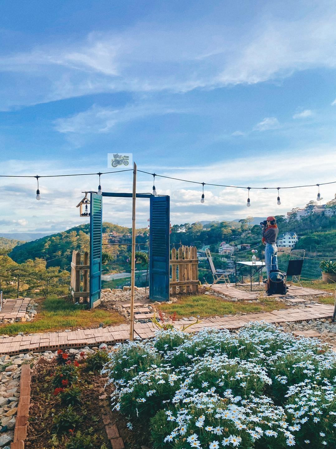 Rất nhiều hoa khoe sắc - Ảnh: Cụp Family Coffee Rất nhiều hoa khoe sắc - Ảnh: Cụp Family Coffee