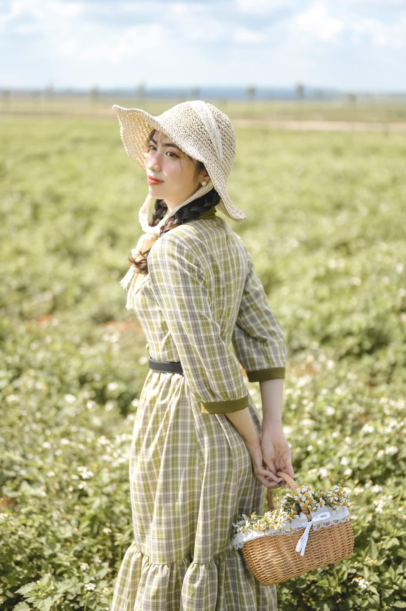 Hóa thân thành nàng thơ giữa cánh đồng hoa - Ảnh: Phúc Bùi Hóa thân thành nàng thơ giữa cánh đồng hoa - Ảnh: Phúc Bùi