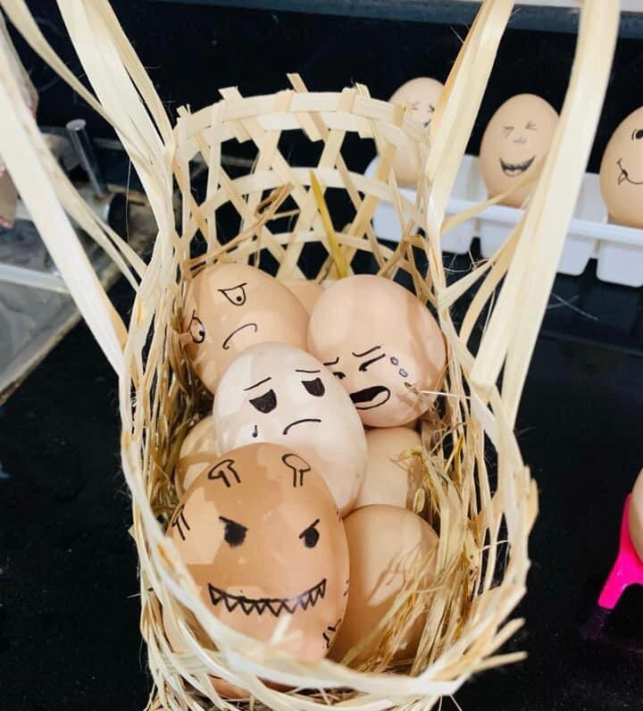 Chỉ mới tám chuyện một chút thôi mà, sao lại bị bế đi cách ly vậy? - Ảnh: NVCC