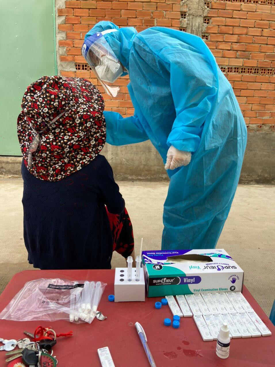 Hà tiến hành lấy mẫu xét nghiệm cho người dân. - Ảnh: NVCC