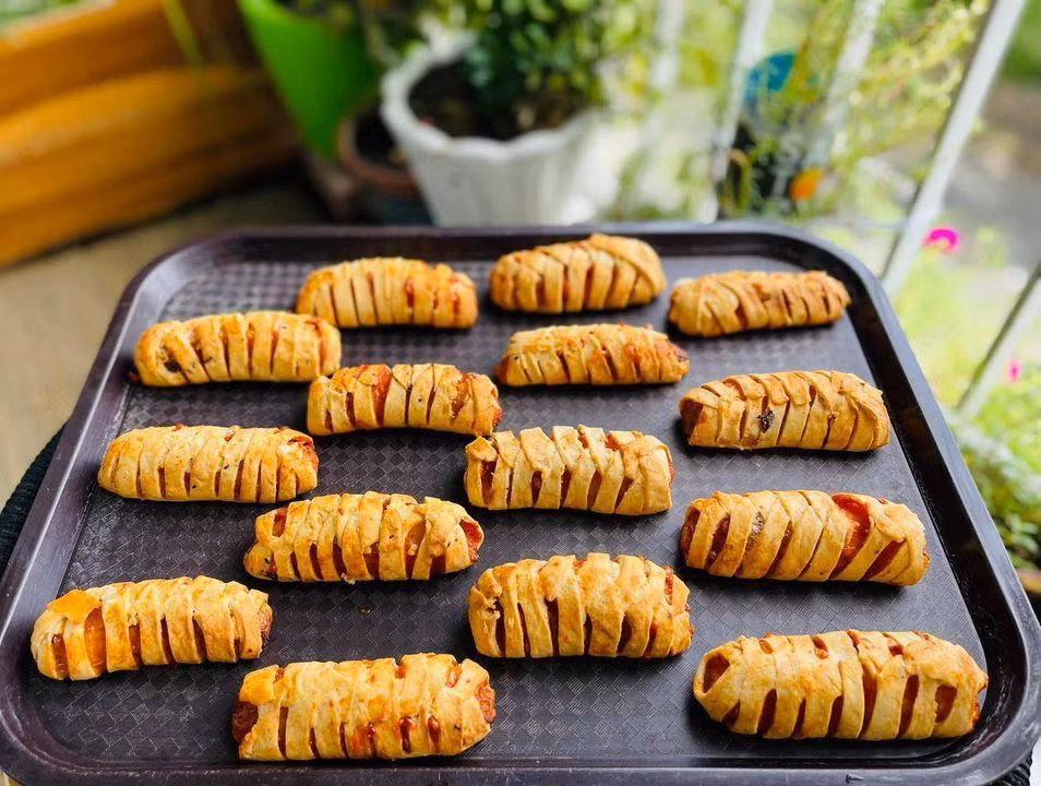 Bánh bột mì bọc chuối phô mai nướng - Ảnh: Huyền Phạm