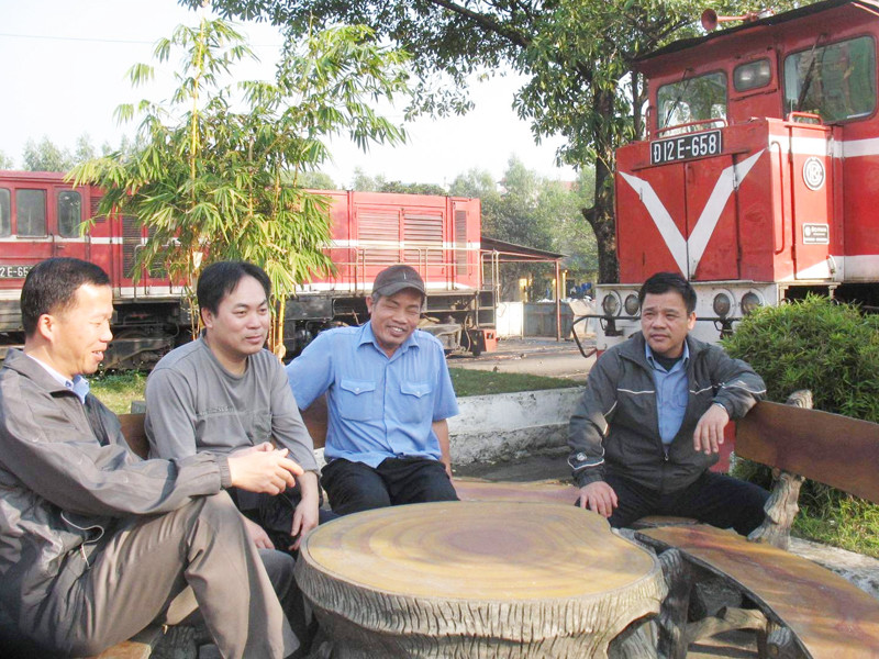 Phút giây nghỉ ngơi của lái tàu. Ảnh: Đức Nam. Phút giây nghỉ ngơi của lái tàu Ảnh: Đức Nam