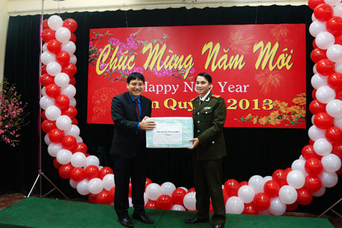 Anh Nguyễn Đắc Vinh (trái) tặng quà cho đại diện Bộ Tư lệnh cảnh vệ. Anh Nguyễn Đắc Vinh tặng quà cho đại diện Bộ tư lệnh cảnh vệ