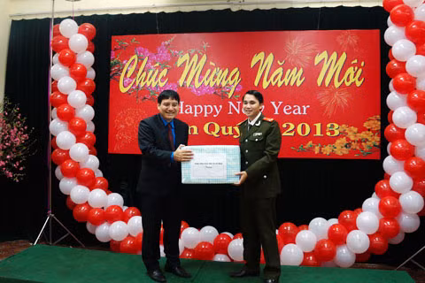 Anh Nguyễn Đắc Vinh tặng quà cho đại diện Bộ tư lệnh cảnh vệ