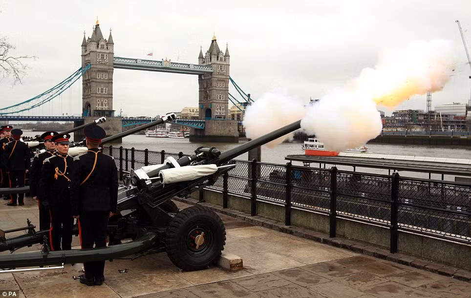 Một màn pháo ở thủ đô London vang lên khi linh cữu bà Margret Thatcher tới nhà thờ St.Paul