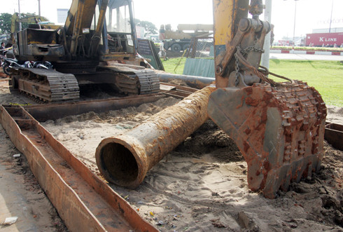 Hiện trường bị tạm đình chỉ thi công, vật tư nằm ngổn ngang. Ảnh: An Nhơn (VnExpress). Hiện trường bị tạm đình chỉ thi công, vật tư nằm ngổn ngang. Ảnh: An Nhơn (VnExpress)