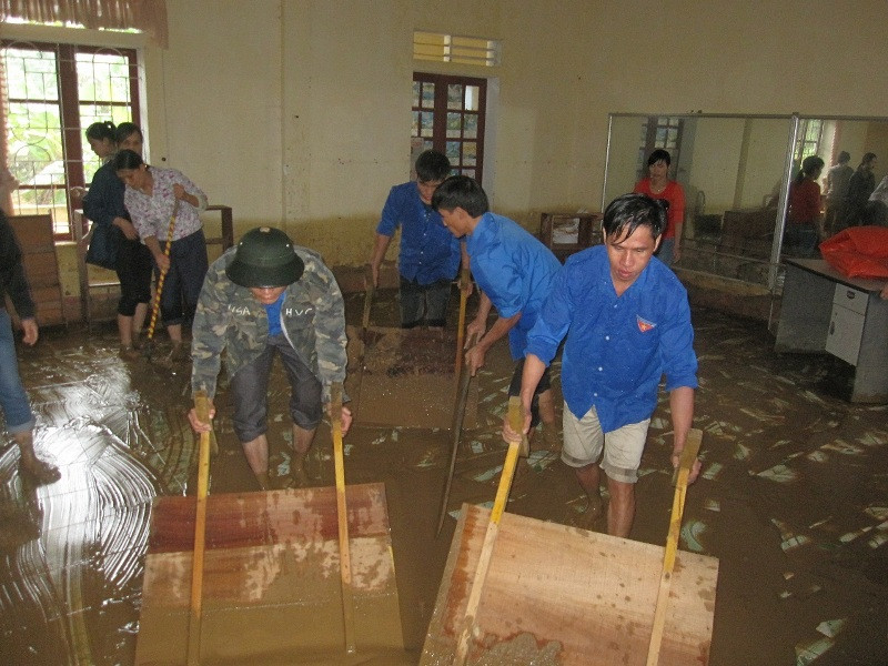 Lực lượng bộ đội biên phòng, thanh niên tình nguyện giúp trường mầm non xã Sơn Kim 2 dọn dẹp sau lũ