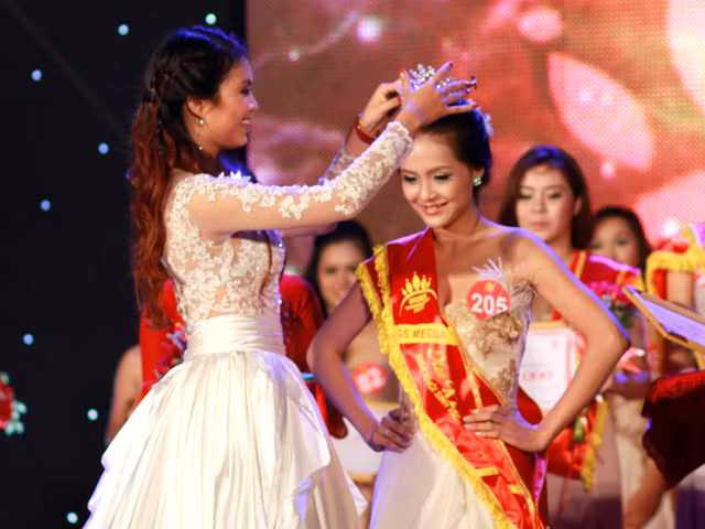 Hoa khôi Imiss Thăng Long 2011 Đỗ Thùy Dương trao vương miện cho Tân hoa khôi Imiss Thăng Long Hằng Nga