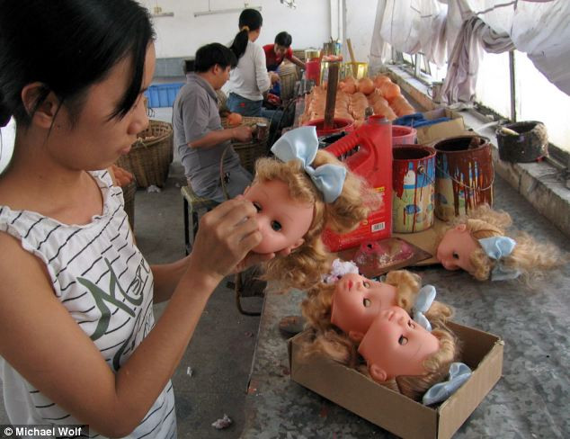 Hình ảnh chụp tại một xưởng sản xuất búp bê đồ chơi 