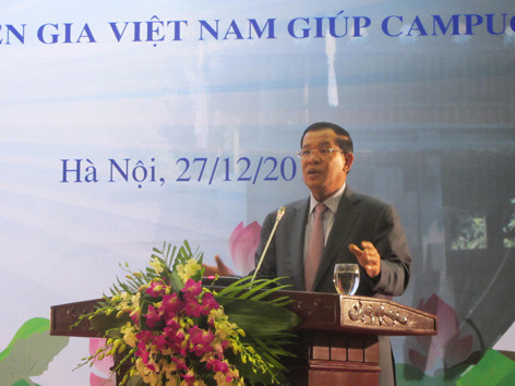 Thủ tướng Hun Sen nói chuyện với khoảng 700 cựu chuyên gia, quân tình nguyện Việt Nam từng sang giúp đỡ Campuchia. Ảnh: Trúc Quỳnh