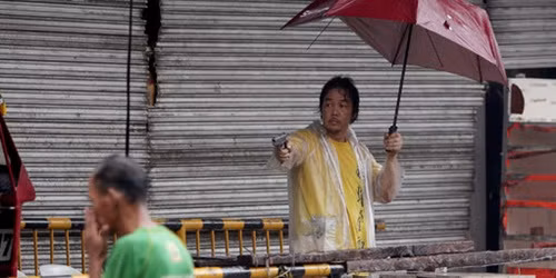 Một chủ cửa hàng cầm súng ngắn cảnh cáo những người cướp đồ