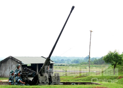 Các khẩu đổi nhanh chóng về tư thế sẵn sàng chiến đấu