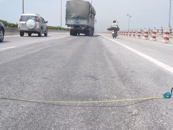 Nhiều đoạn cầu Thanh Trì Trồi lún sâu 10cm. Ảnh Trọng Đảng