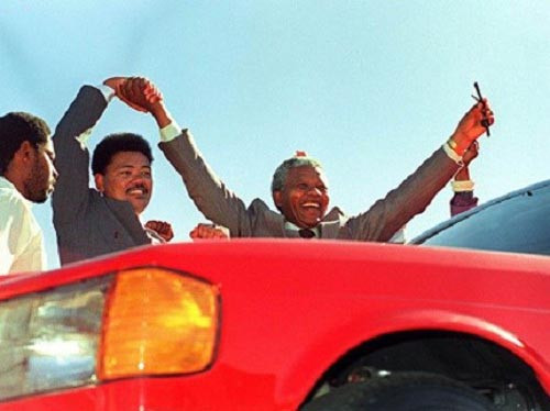 S500 được chính thức trao tặng cho Mandela vào ngày 22/7/1990 tại sân vận động Dukasha Sisa, thành phố Mdantsane. Chiếc xe thể hiện tình hữu nghị giữa Nelson Mandela và hãng Mercedes Benz Nam Phi