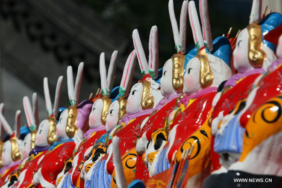 Hình nộm những chú Thỏ Ngọc bày bán ở Bắc Kinh, Trung QUốc