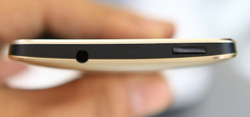 Nút nguồn kiêm cổng hồng ngoại cùng giắc cắm tai nghe phía trên. Nút nguồn kiêm cổng hồng ngoại cùng giắc cắm tai nghe phía trên