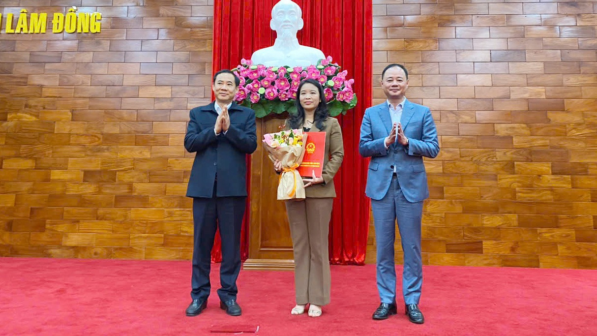 Quyền Bí thư Tỉnh uỷ Nguyễn Thái Học và Chủ tịch UBND tỉnh Trần Hồng Thái trao quyết định, tặng hoa chúc mừng tân Giám đốc Sở Y tế Huỳnh Thị Phương Duyên. Ảnh: Báo Lâm Đồng. Quyền Bí thư Tỉnh uỷ Nguyễn Thái Học và Chủ tịch UBND tỉnh Trần Hồng Thái trao quyết định, tặng hoa chúc mừng tân Giám đốc Sở Y tế Huỳnh Thị Phương Duyên. Ảnh: Báo Lâm Đồng.