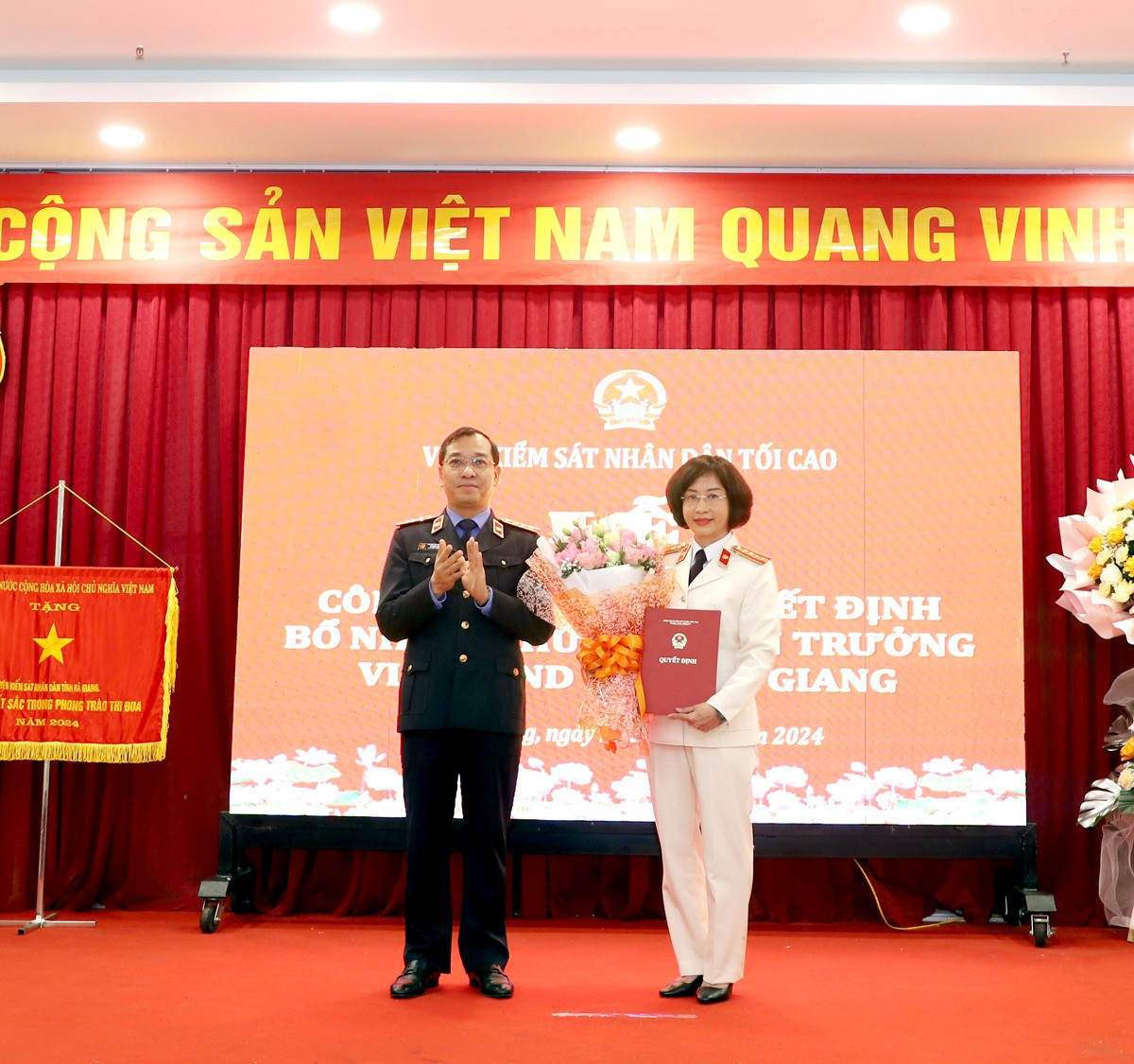 Phó Viện trưởng Viện KSND tối cao Hồ Đức Anh trao quyết định bổ nhiệm Viện trưởng Viện KSND tỉnh Hà Giang cho đồng chí Nguyễn Thị Mai Lập. Ảnh: HGTV. Phó Viện trưởng Viện KSND tối cao Hồ Đức Anh trao quyết định bổ nhiệm Viện trưởng Viện KSND tỉnh Hà Giang cho đồng chí Nguyễn Thị Mai Lập. Ảnh: HGTV.