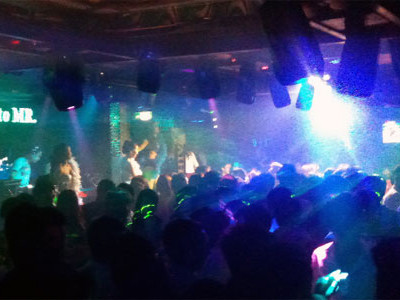 Các “chân dài” đứng trên bục cao nhảy nhót làm tăng thêm phần kích động cho đám đông (chụp tại bar CV, rạng sáng 6-10). Các “chân dài” đứng trên bục cao nhảy nhót làm tăng thêm phần kích động cho đám đông (chụp tại bar CV, rạng sáng 6-10).