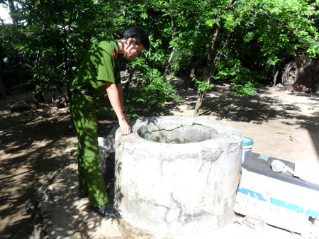 Thượng sĩ Lê Văn Phú đang quan sát cái giếng