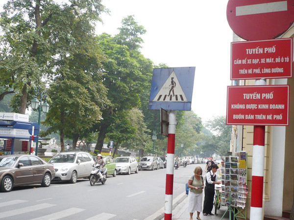 Phố Lê Trực, ô tô đỗ thành hàng dài. Ảnh: T.Đ