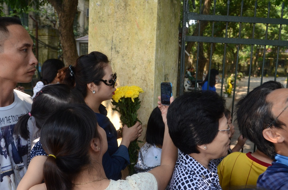 Những bó hoa Cúc vàng để tưởng nhớ vị Đại tướng đáng kính