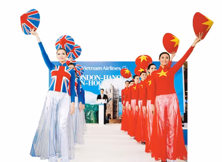 Ngọc Hân, Thùy Dung cùng các người mẫu trình diễn tại sân bay Gatwick, Anh quốc . Ngọc Hân, Thùy Dung cùng các người mẫu trình diễn tại sân bay Gatwick, Anh quốc