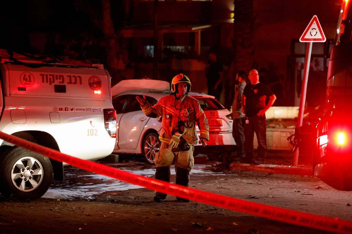 Lực lượng chức năng Israel ứng phó với vụ tấn công bằng rocket từ Dải Gaza. (Ảnh: Reuters)