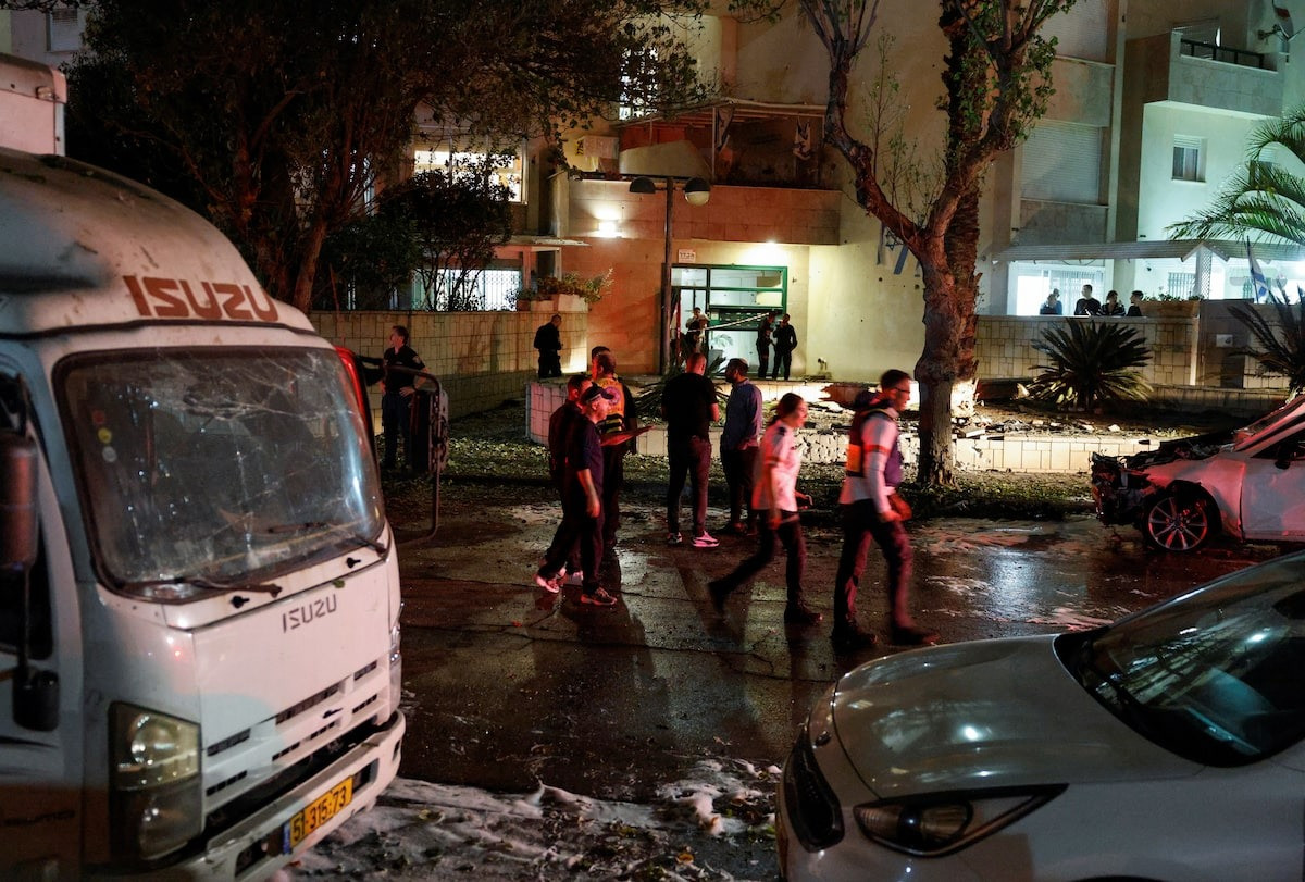 Lực lượng chức năng Israel ứng phó với vụ tấn công bằng rocket từ Dải Gaza. (Ảnh: Reuters)