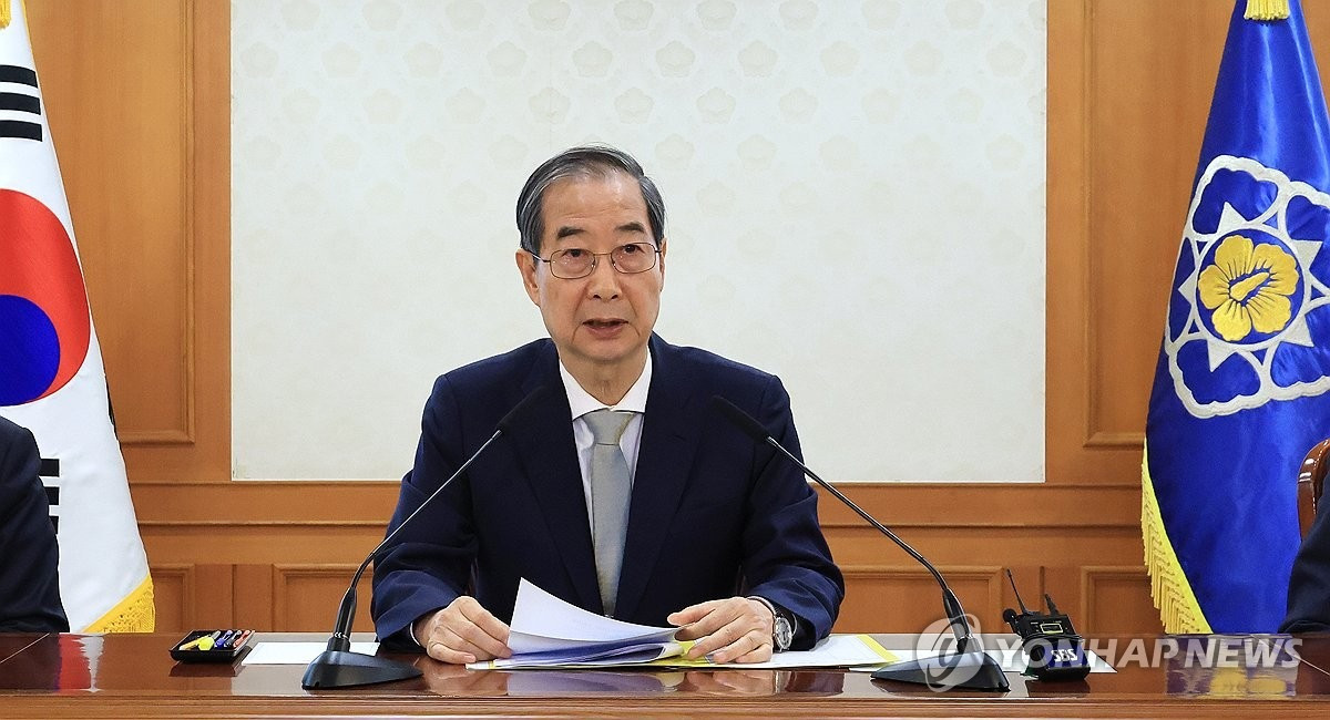 Ông Han Duck-soo tham dự một cuộc họp nội các sáng 4/4. (Ảnh: Yonhap) Ông Han Duck-soo tham dự một cuộc họp nội các sáng 4/4. (Ảnh: Yonhap)