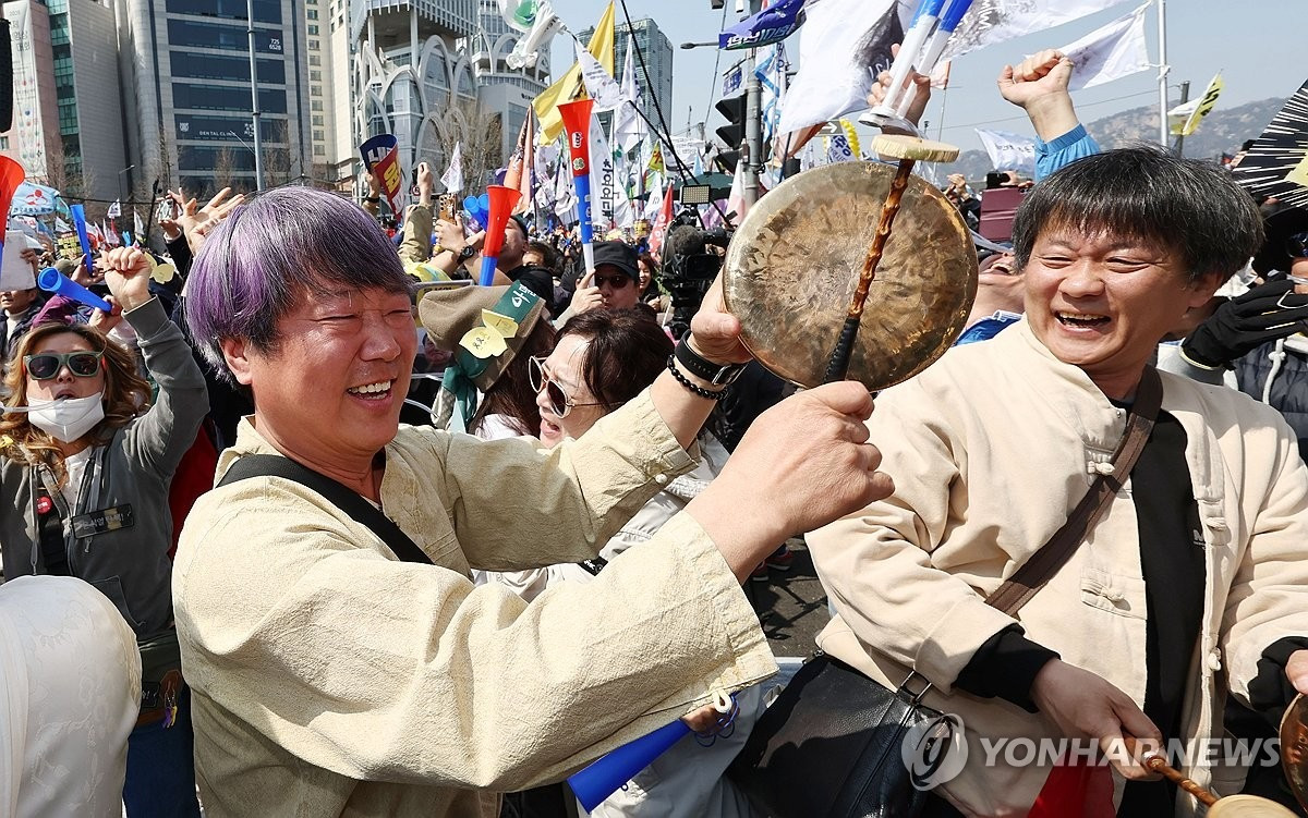 Một nhóm người biểu tình ăn mừng khi tòa bãi nhiệm ông Yoon (trái), trong khi những người ủng hộ ông Yoon không giấu được sự đau buồn (phải). (Ảnh: Yonhap)