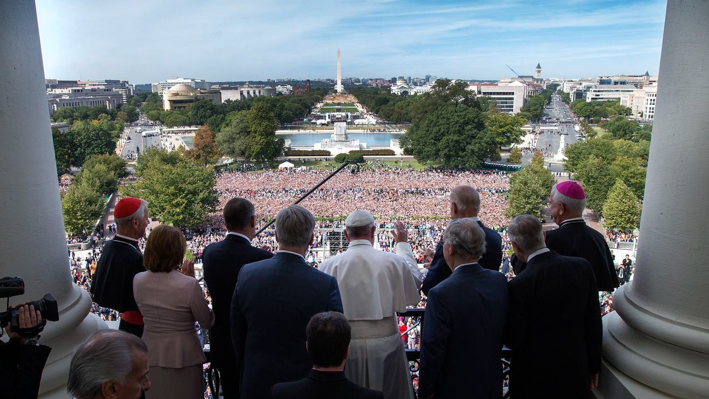 Giáo hoàng vẫy tay chào đám đông từ Điện Capitol (Mỹ) tháng 9/2015. (Ảnh: New York Times)