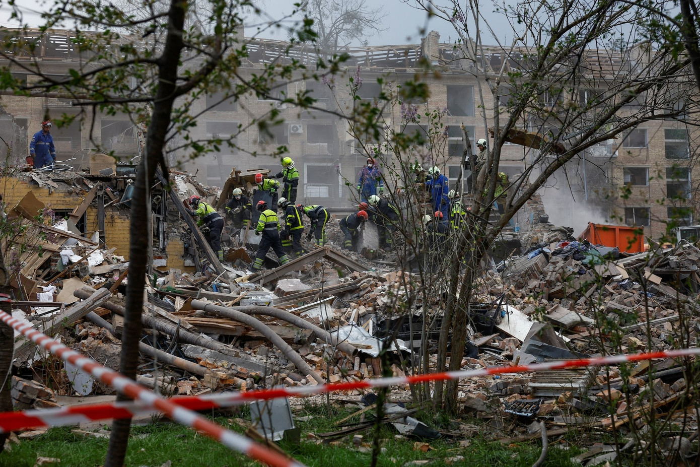 Một số công trình ở Kiev bị phá hủy trong cuộc tấn công. (Ảnh: Reuters) Một số công trình ở Kiev bị phá hủy trong cuộc tấn công. (Ảnh: Reuters)