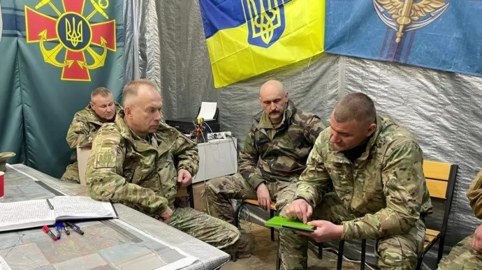 Tổng tư lệnh Lực lượng vũ trang Ukraine - Oleksandr Syrskyi (thứ hai từ trái sang) làm việc cùng các chỉ huy quân đội. (Ảnh: Pravda) Tổng tư lệnh Lực lượng vũ trang Ukraine - Oleksandr Syrskyi (thứ hai từ trái sang) làm việc cùng các chỉ huy quân đội. (Ảnh: Pravda)