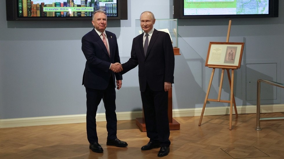 Tổng thống Nga Vladimir Putin tiếp đặc phái viên Mỹ Steve Witkoff hôm 11/4. (Ảnh: RT)