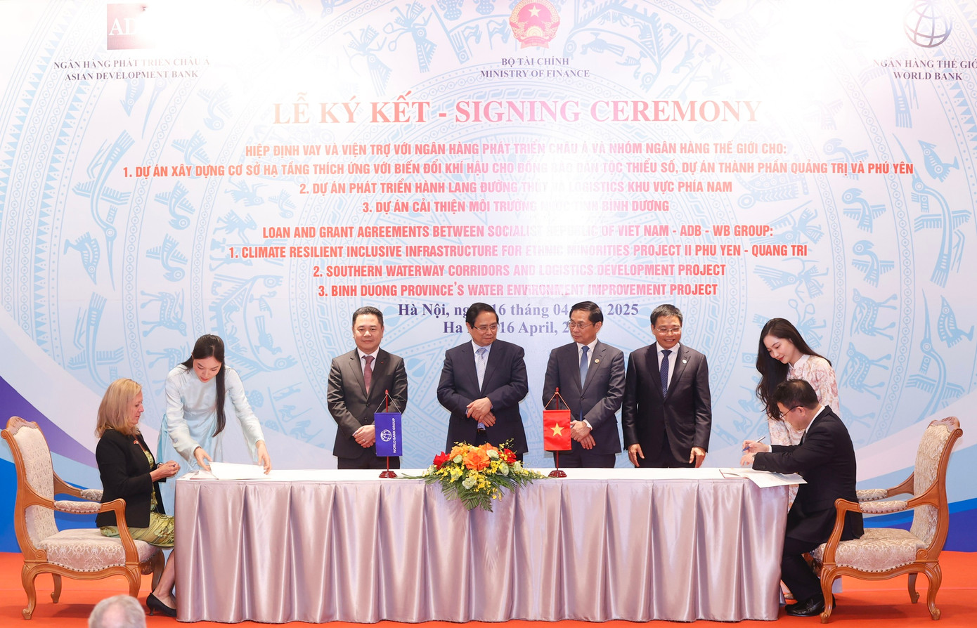 Thủ tướng Phạm Minh Chính chứng kiến Lễ ký kết các hiệp định vay và viện trợ. (Ảnh: Như Ý)