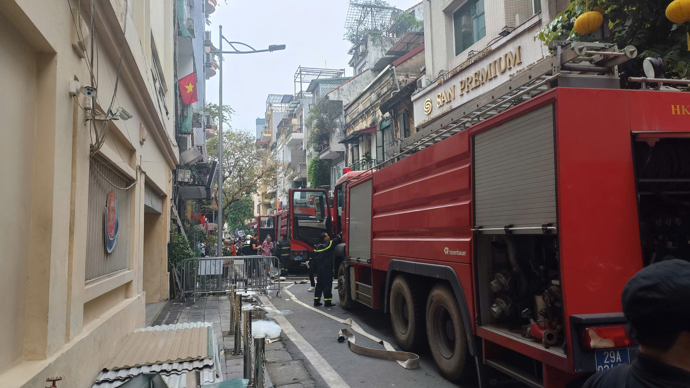 Lực lượng chức năng khẩn trương dập lửa.