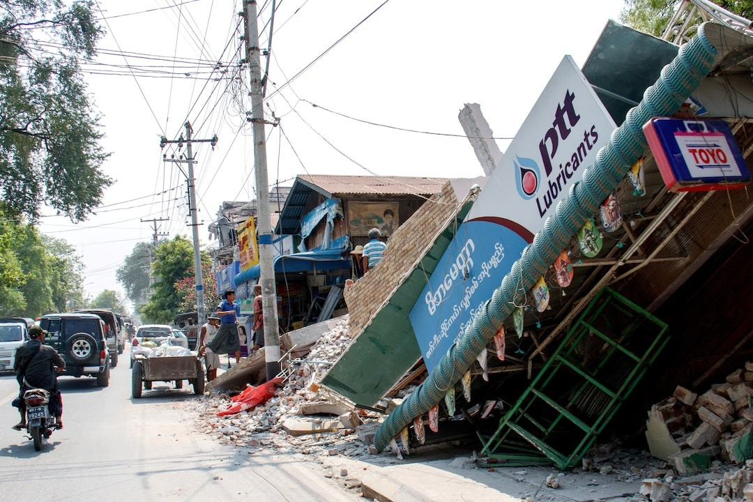 Công tác cứu hộ vẫn đang diễn ra ở nhiều nơi tại Myanmar. (Ảnh: Reuters)