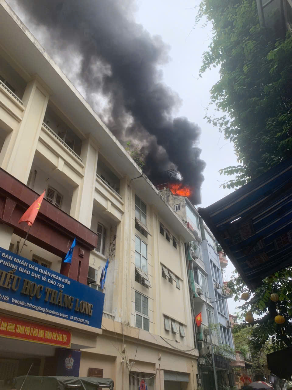 Khói bốc lên ngùn ngụt tại hiện trường.